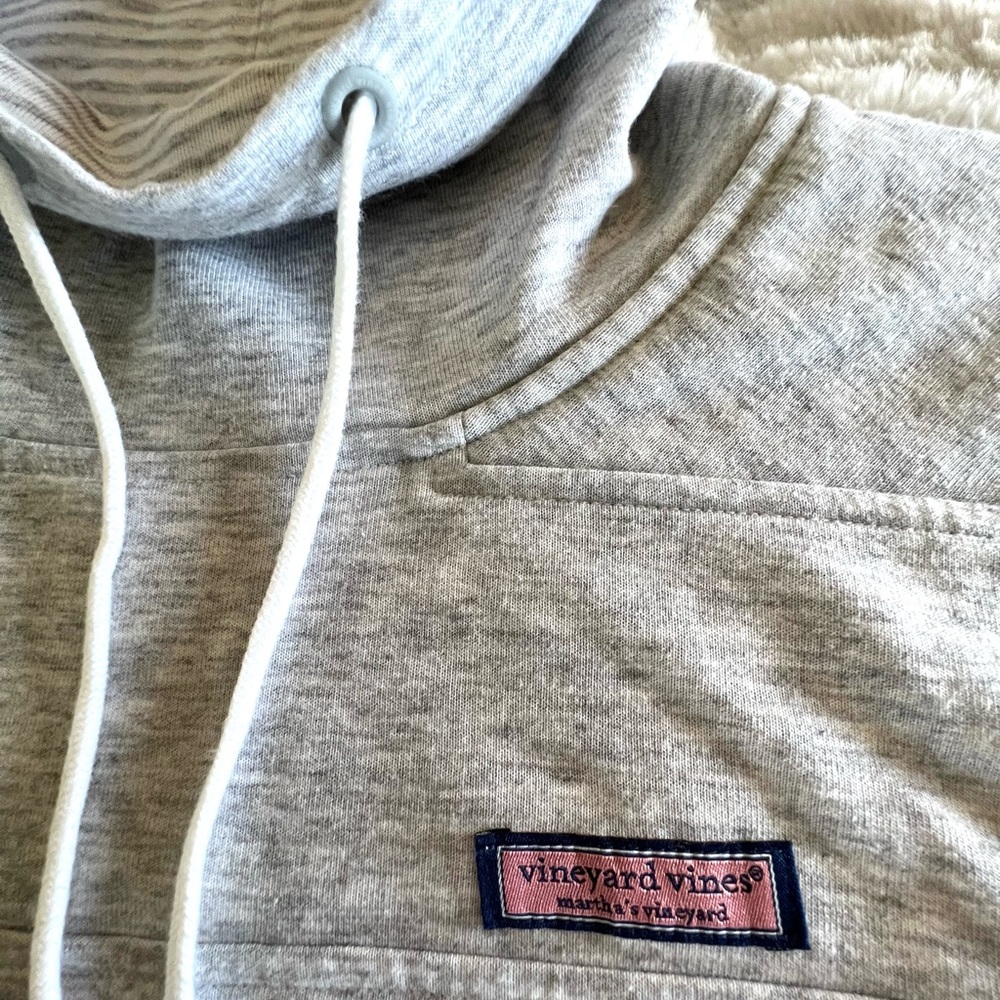 Vineyard Vine new sweatshirt with high collar, never worn, size S, runs M size.